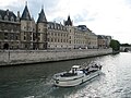 A Conciergerie e o Rio Sena.