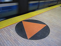 Cirkelvormig motief in de vloerbekleding van het metrostation Jolicoeur in Montréal