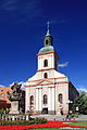 Maria-Schmerzensmutter-Kirche mit der Nepomukstatue