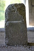 La borne vandalisée est cassée et ne porte plus ses inscriptions.