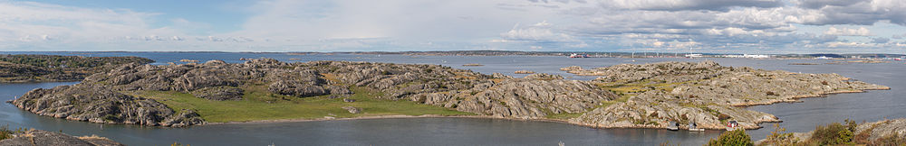 Rivö sett från grannön Asperö.