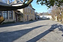 Photographie en couleurs, représentant la cour de l'école.