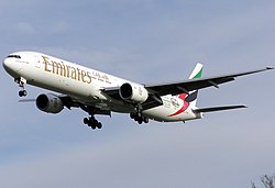 A Boeing 777-300 repülőgép az Emirates színeiben