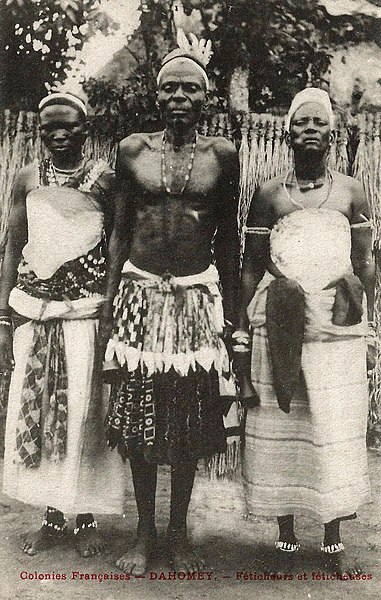 File:Féticheurs et féticheuses (Dahomey).jpg