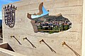 Detalle del escudu municipal y figura de la contorna na fonte del Mirador de Casasaltas (Valencia).