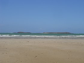 L'île de Téviec (à droite) et le rocher de Guernic (à gauche) vus depuis la plage de Penthièvre