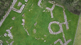 Pentref Celtaidd Din Lligwy Celtic village (pre-Roman) nr Moelfre, Ynys Mon, Wales 27.png