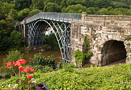 The Iron Bridge tiltas