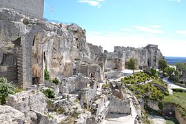 Baux - Château 1ère base cour 2.JPG