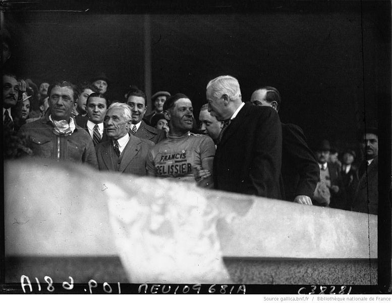 File:Bordeaux-Paris cycliste Parc des Princes Louis Marin félicite Moret.jpeg