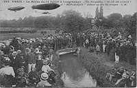 Revue militaire du 14 juillet 1909. En arrière-plan, le moulin, vestige de l'abbaye royale de Longchamp, est toujours présent de nos jours, de même que le petit pont.