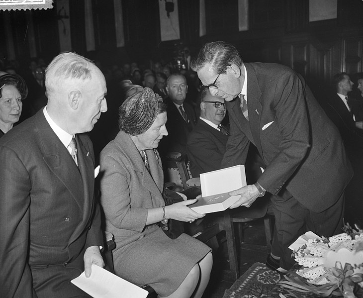 File:Koningin Juliana woont een vergadering bij van de Maatschappij tot Nut van het A, Bestanddeelnr 910-8230.jpg