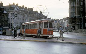 En juin 1982, une motrice 500 modifiée pour l'exploitation à un agent au terminus de la place du Théâtre à Lille.