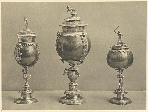 1. Kokosnußpokal mit einem Ritter als Krönung wohl von Elias Geyer / 2. Kokosnußpokal mit einem Pferd als Krönung von Valentin Grefner in Dresden / 3. Kokosnußpokal mit Putto als Krönung von Friedrich Klemm in Dresden