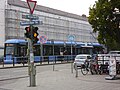 Gelbe Ampel, Tram an der Haltestelle. Allerdings ist der Vorderteil nicht ganz erkennbar.