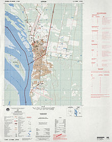 Carte de l’agglomération de la zone des Trois frontières, au nord de laquelle est implanté l'aéroport Alfredo-Vásquez-Cobo. Leticia (Colombie) est au nord, Tabatinga (Brésil) au sud-est, et Santa Rosa de Yavarí (Pérou) au sud-ouest, sur l’île de Chinería.