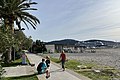 Strandpromenade mit Kreuzfahrtschiff