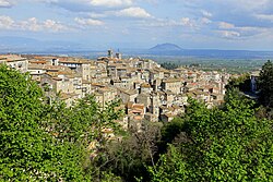 Panorama del borgo antico con il monte Soratte sullo sfondo