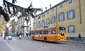 Un trolebús en Parma, frente del Muséu Glauco Lombardi