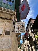 Una estrella de David encima del letrero de la panadería, Ribadavia, Galicia.jpg