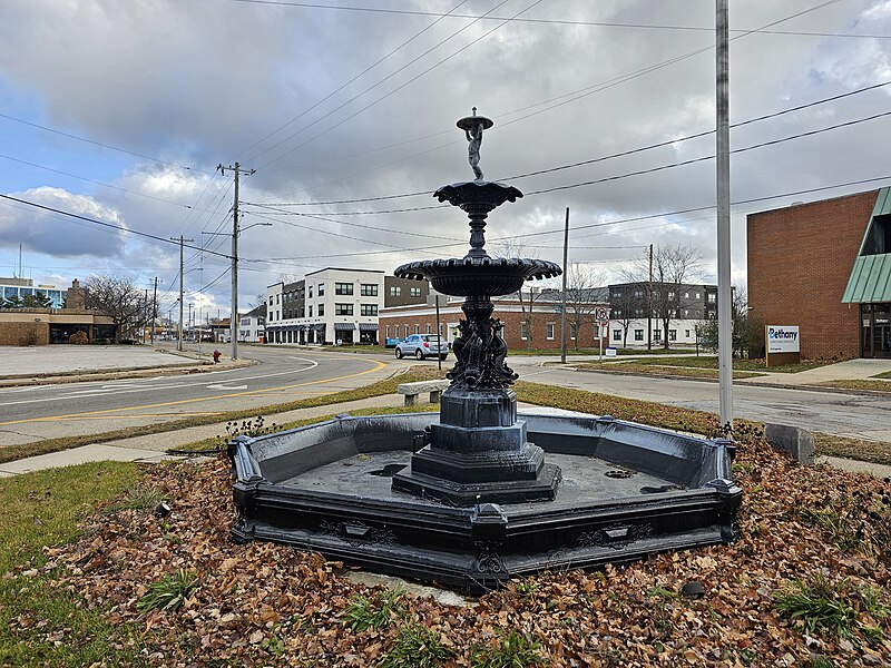 File:Root Memorial Park fountain 1.jpg