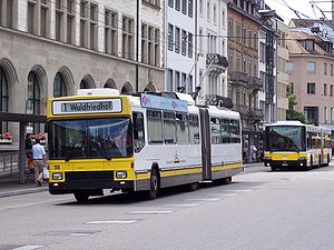 Šveice: Trolejbuss bez valsts reģistrācijas numurzīmes, bet aiz tā autobuss ar valsts reģistrācijas numurzīmi.