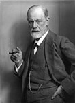 Sigmund Freud, by Max Halberstadt (cropped).jpg (Sigmund Freud photographié par Max Halberstadt, vers 1921.)