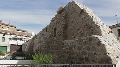 Vestiges du mur du château côté intérieur, enceinte de la ville.