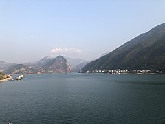 Wushan,en la garganta de Wu y al fondo el puente sobre el Yangtze de Wushan