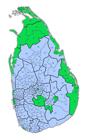 Mehrheiten nach den 160 Wahlbezirken (Nummerierung in der Kartenlegende erklärt). Fonseka gewann die Mehrheit in den mehrheitlich tamilisch besiedelten Regionen, Rajapaksa erhielt die Mehrheit in den mehrheitlich singhalesischen Gebieten. Die einzige größere Ausnahme bildete die Hauptstadtregion Colombo. ﻿Mehrheit für Mahinda Rajapaksa ﻿Mehrheit für Sarath Fonseka