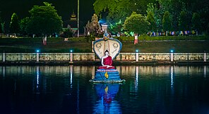 Një statujë e Mucalinda-s duke mbrojtur Budën në Liqenin Mucalinda në Tempullin Mahabodhi, Bodh Gaya, Indi