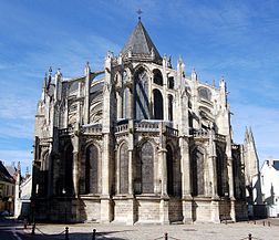 La catedral de Tours, Francia, con un ábside alto, deambulatorio y cabecera de capillas radiales con arbotantes.