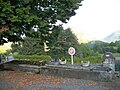 Un ancien abreuvoir avec un robinet d'eau potable en face de l'église.