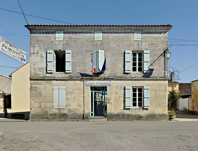 File:Saint-Simon 16 Mairie-maison des gabarriers 2013.jpg