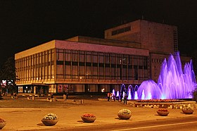 Дніпровський театр опери та балету і світло-музичний фонтан "Муза" ввечері