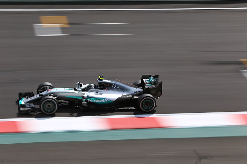 File:Formula 1 2016 -i---i- (30658560806).jpg