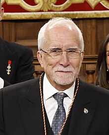 La presidenta Díaz Ayuso en la entrega del Premio Miguel de Cervantes al escritor Luis Mateo Díez, presidido por Sus Majestades Los Reyes (cropped).jpg