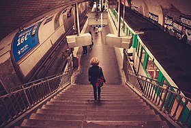 Escalier et quai de la ligne 11.