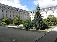 Vue intérieure du cloître de l'ancien Grand Séminaire de Rennes édifié par Henri Labrouste (1801-1875).