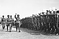 «Riksarbeidsfører» Konstantin Hierl hilser medlemmer av riksarbeidstjenesten RAD under en markering av 1. mai på Tempelhofer Feld i Berlin 1934. Foto: Bundesarchiv