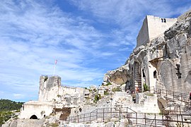 Baux - Château 1ère base cour 3.JPG