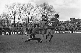 30-1-1977. Eredivisie: FC Amsterdam-Go Ahead Eagles 1-2. Lodeweges (rechts) verdedigt samen met doelman Hennie Spijkerman namens Go Ahead André Wetzel van FC Amsterdam.