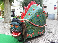 Tarascon: Umzugswagen des Drachen Tarasque