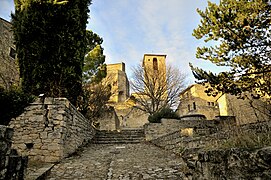 Vue sur la chapelle et le château.