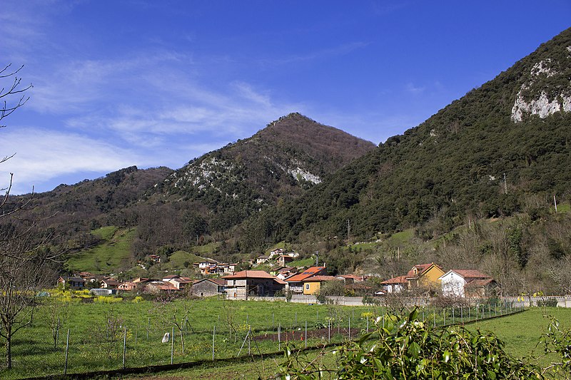 File:Villanueva (Santo Adriano, Asturias).jpg