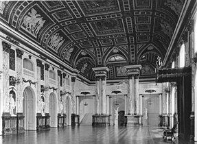 Weißer Saal mit Treppe im Westflügel, vor 1945