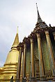 Phra Mondop (die Bücherei, im Vordergrund) und Phra Sri Rattana Chedi