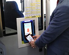 El pago con tarjeta bancaria y móvil, una realidad inmediata en los buses de EMT 01.jpg