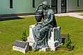 English: Bronze statue "The Mourning" on the square in front of the mortuary Deutsch: Bronze-Plastik „Die Trauernde“ auf dem Platz vor der Aufbahrungshalle