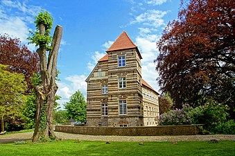 Haus Alst (2). Opvallend is de speklagenbouw, typisch Hollands.